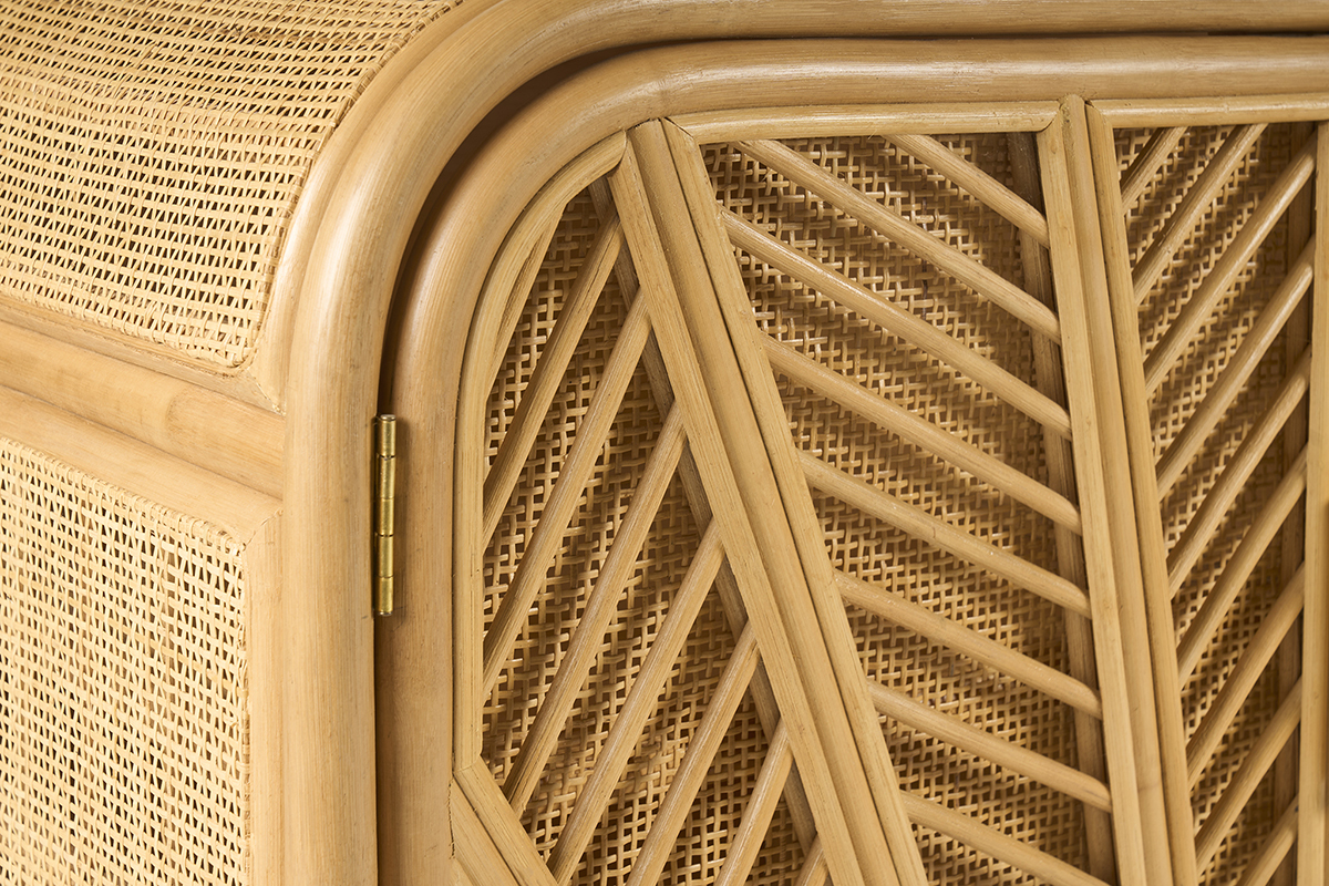 D�tail du buffet GALON en rotin avec motif graphique sur les portes en cannage.