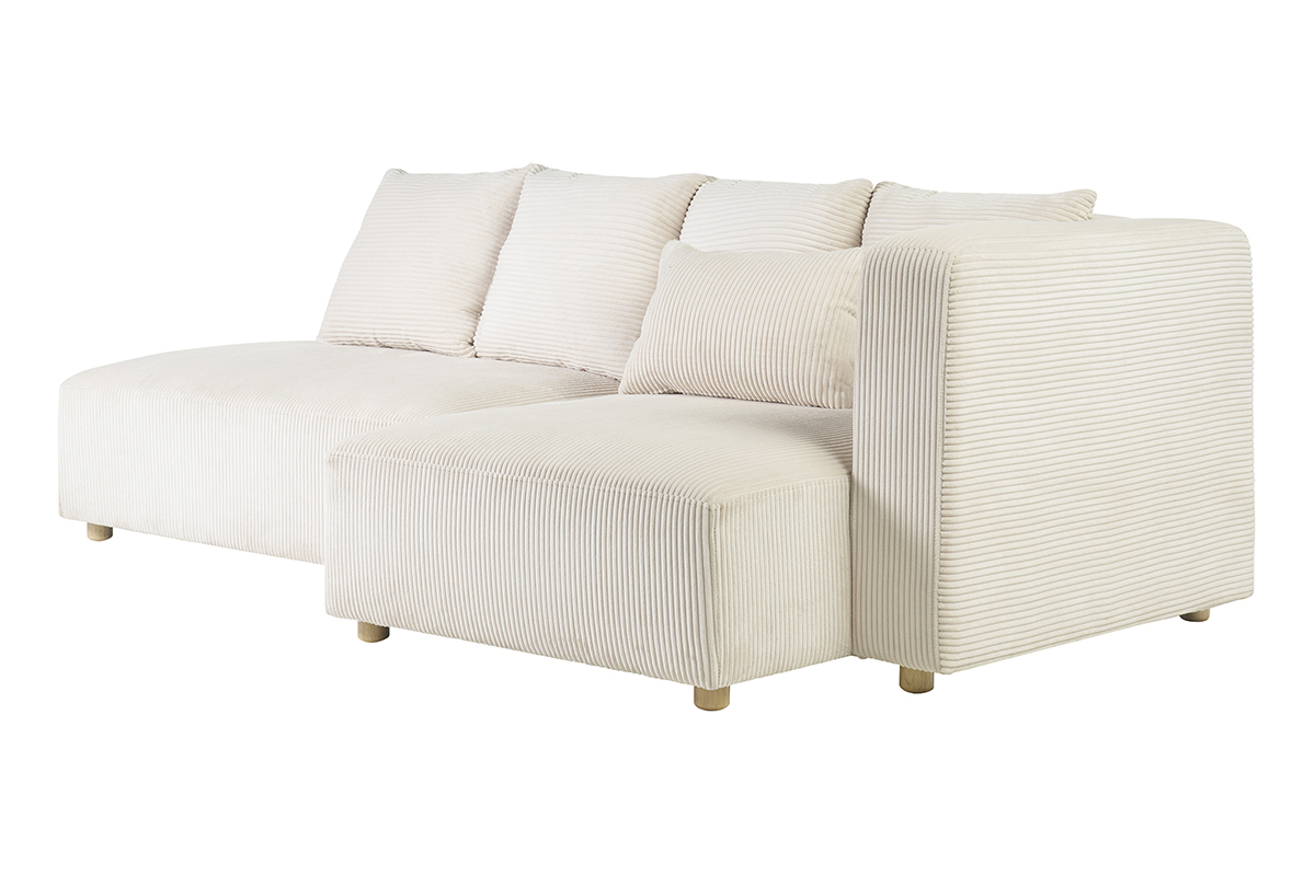 Canap� d'angle droit 3 places en velours c�tel� beige avec coussins, vue de trois-quarters.