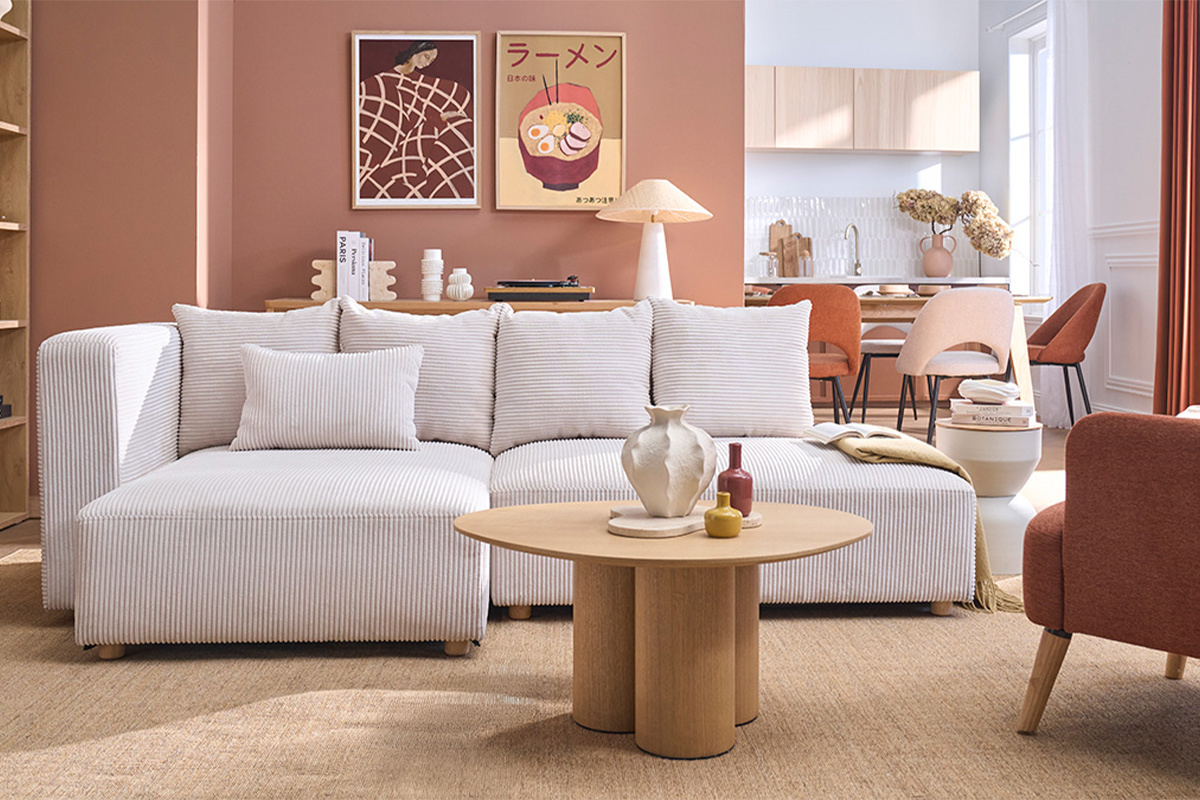 Canap� d'angle gauche en velours c�tel�, coussins confortables, vue d'ensemble dans un salon