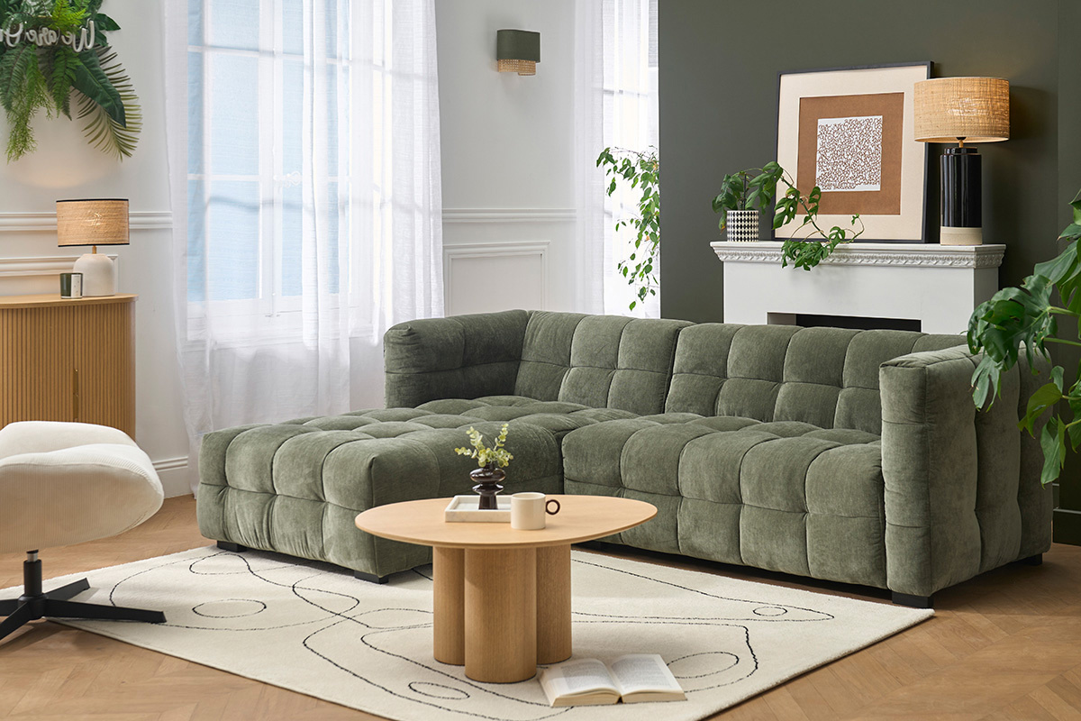 Canap� d'angle gauche design 3 places en velours vert kaki, vu de face avec d�coration int�rieure moderne.