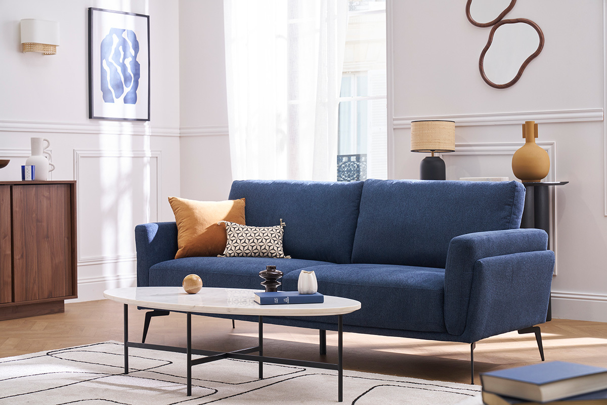 Canap� design 3 places en tissu textur� bleu avec coussins d�coratifs, vue d'ensemble dans un salon.