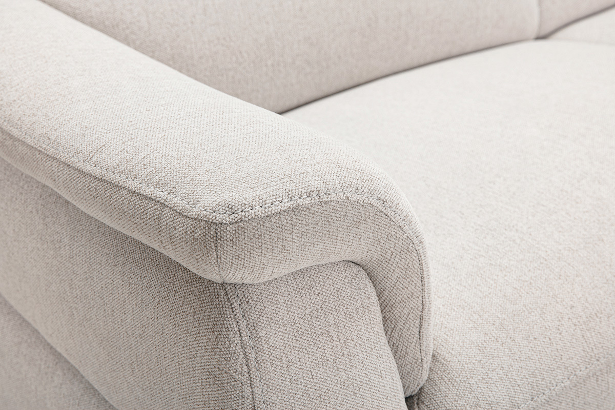 D�tail du bras du canap� �lectrique 3 places VERBIER en tissu effet velours textur� beige