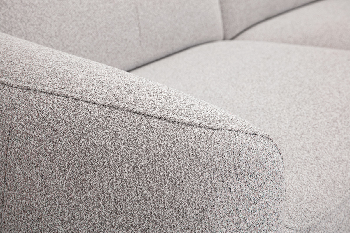 D�tail d'un canap� �lectrique 3 places en tissu effet velours textur� gris clair, angle rapproch�.