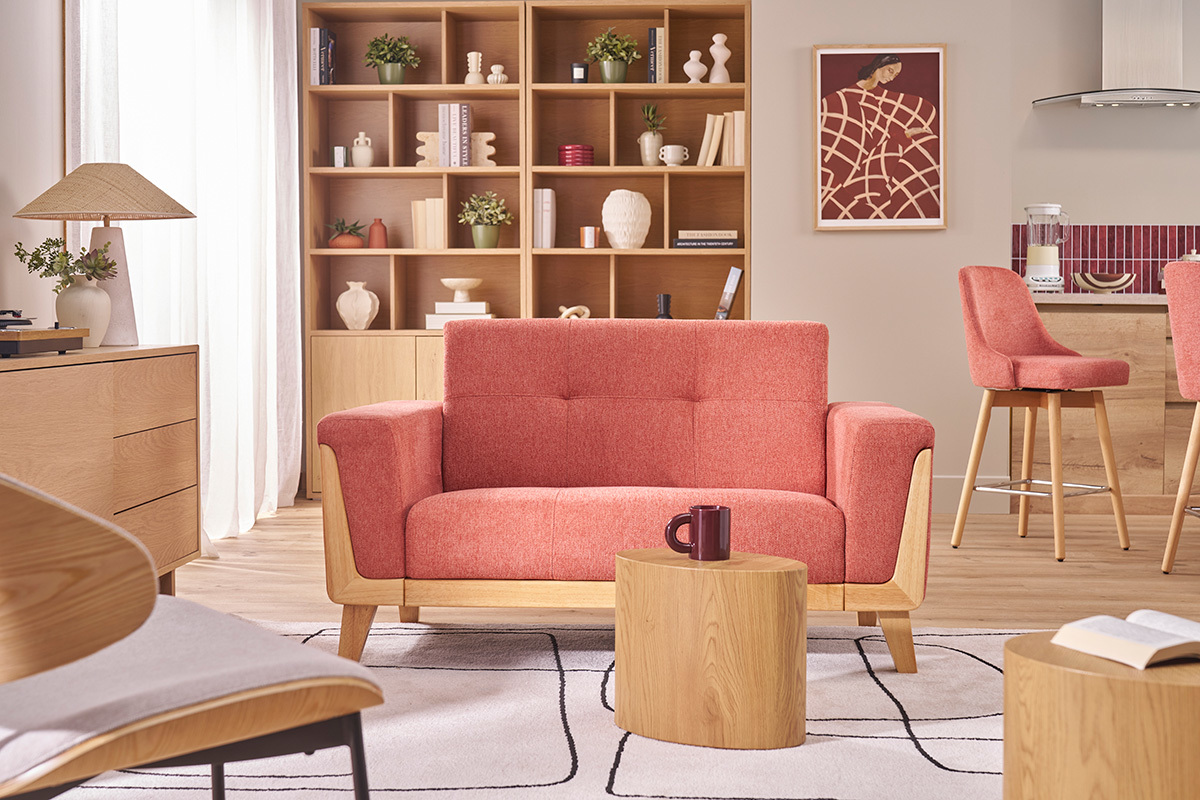 Canap� scandinave 2 places en tissu, vue de face, avec table en bois.