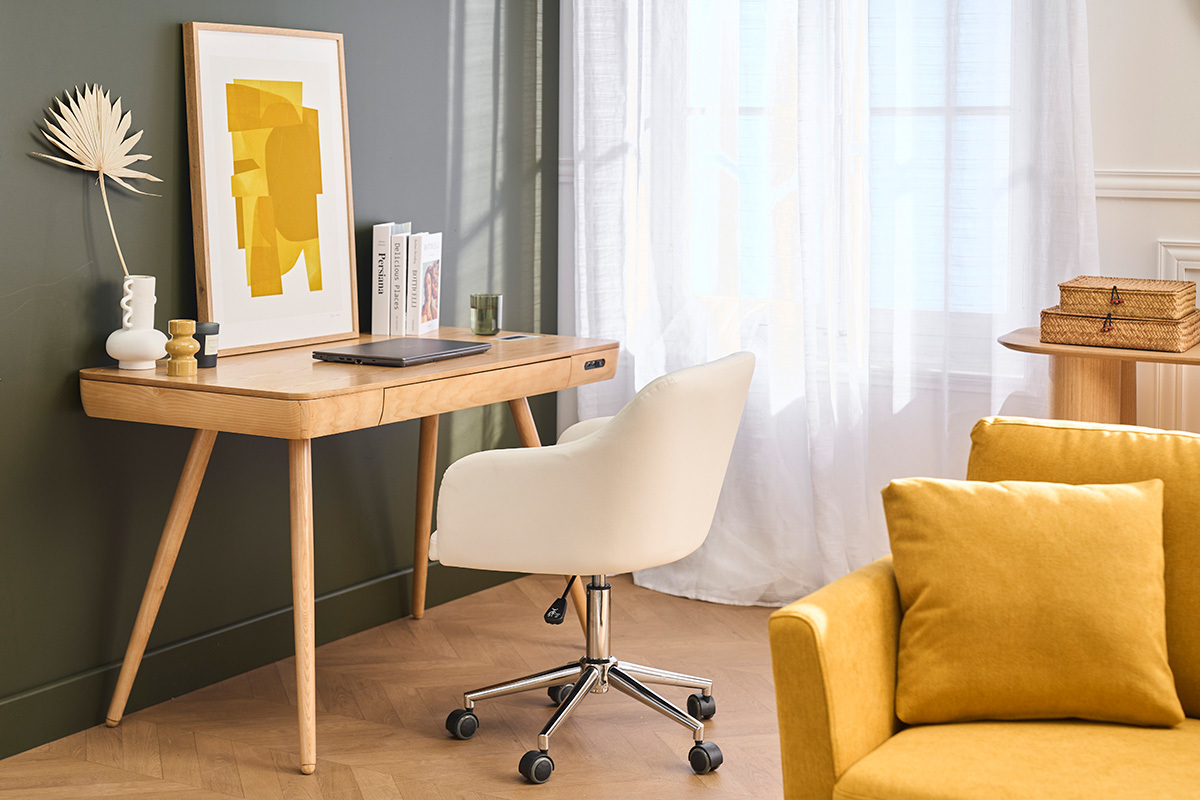 Chaise de bureau blanche BALTIK devant un bureau en bois, vue de dos.