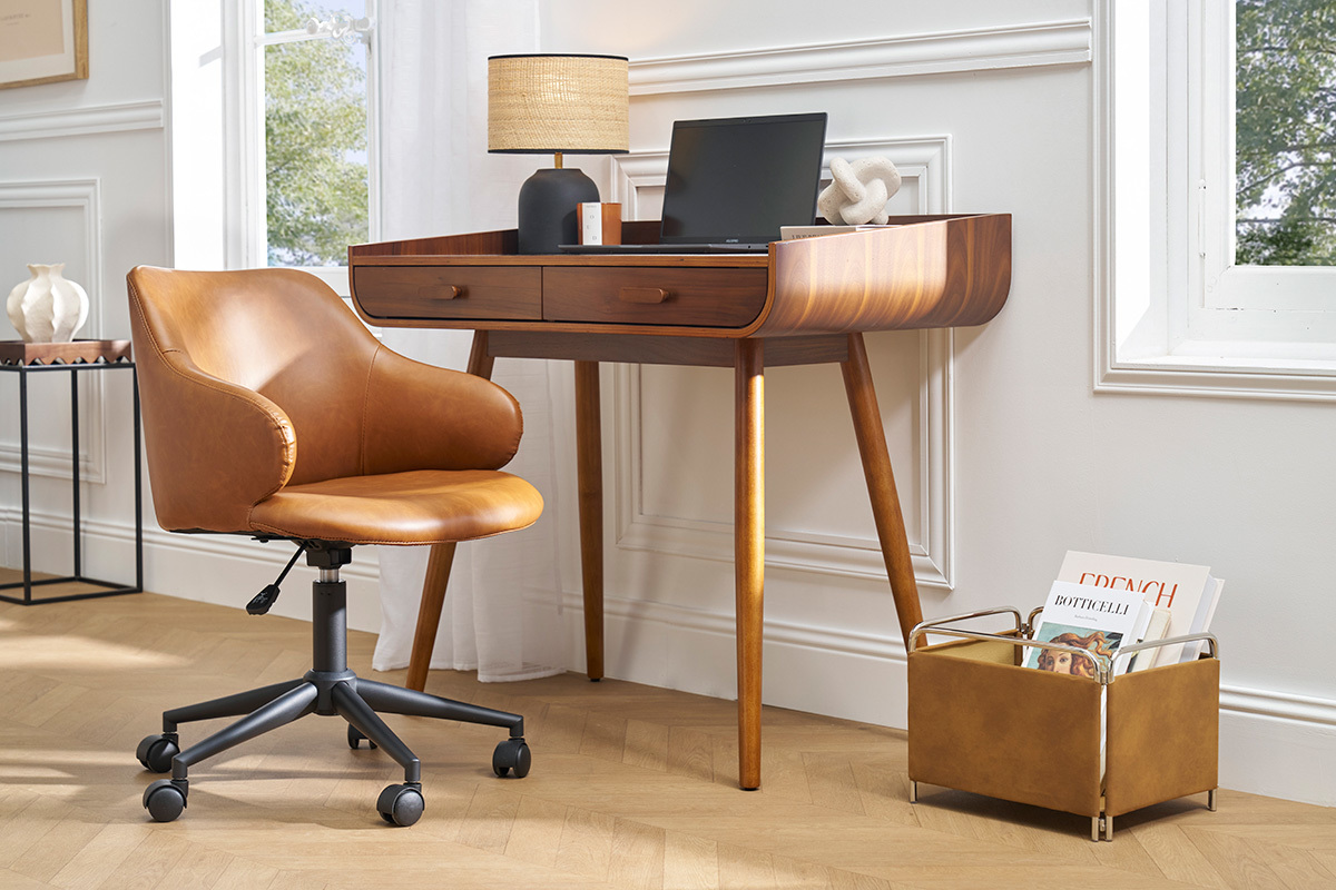 Chaise de bureau vintage marron devant un bureau en bois.