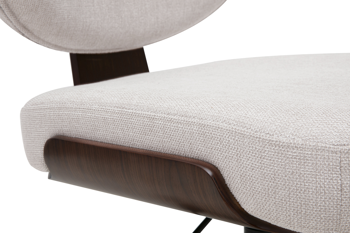 D�tail de la chaise de bureau beige avec tissu effet velours et structure en bois noyer
