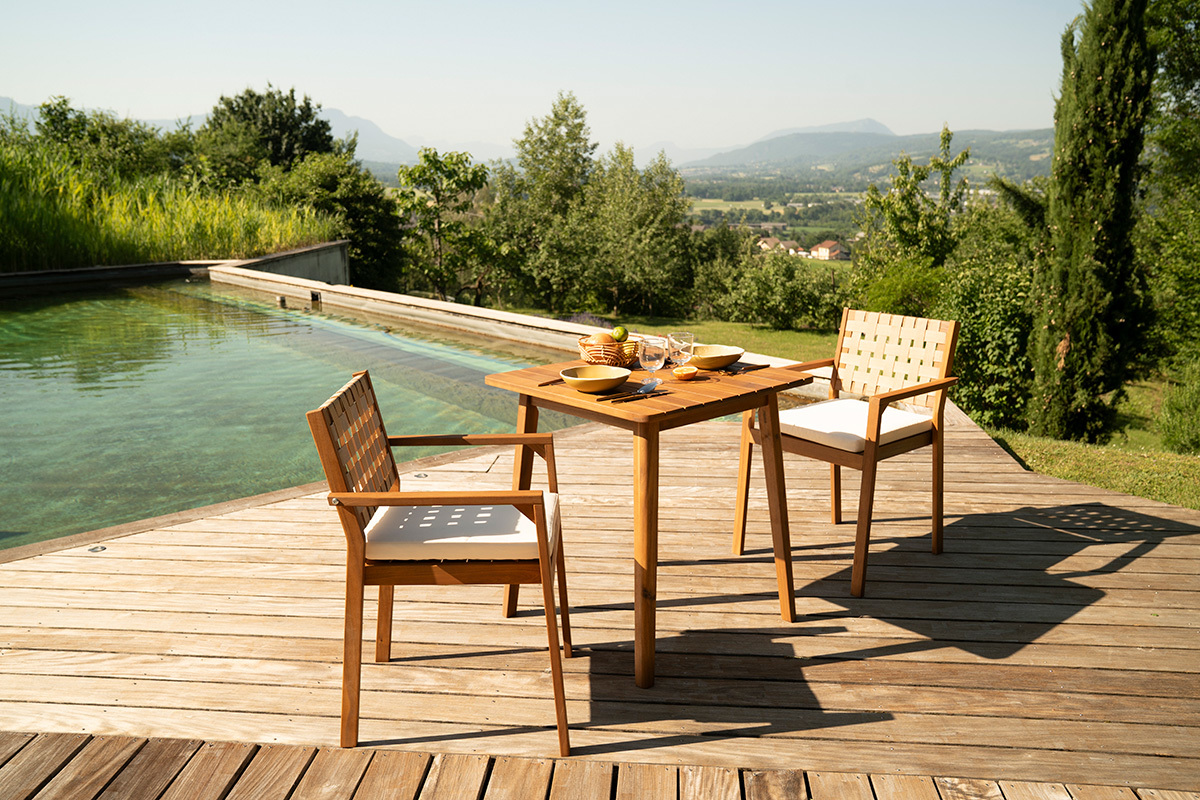 Chaises de jardin empilables en bois massif avec coussin blanc et sangles beiges (lot de 2) SANTANA