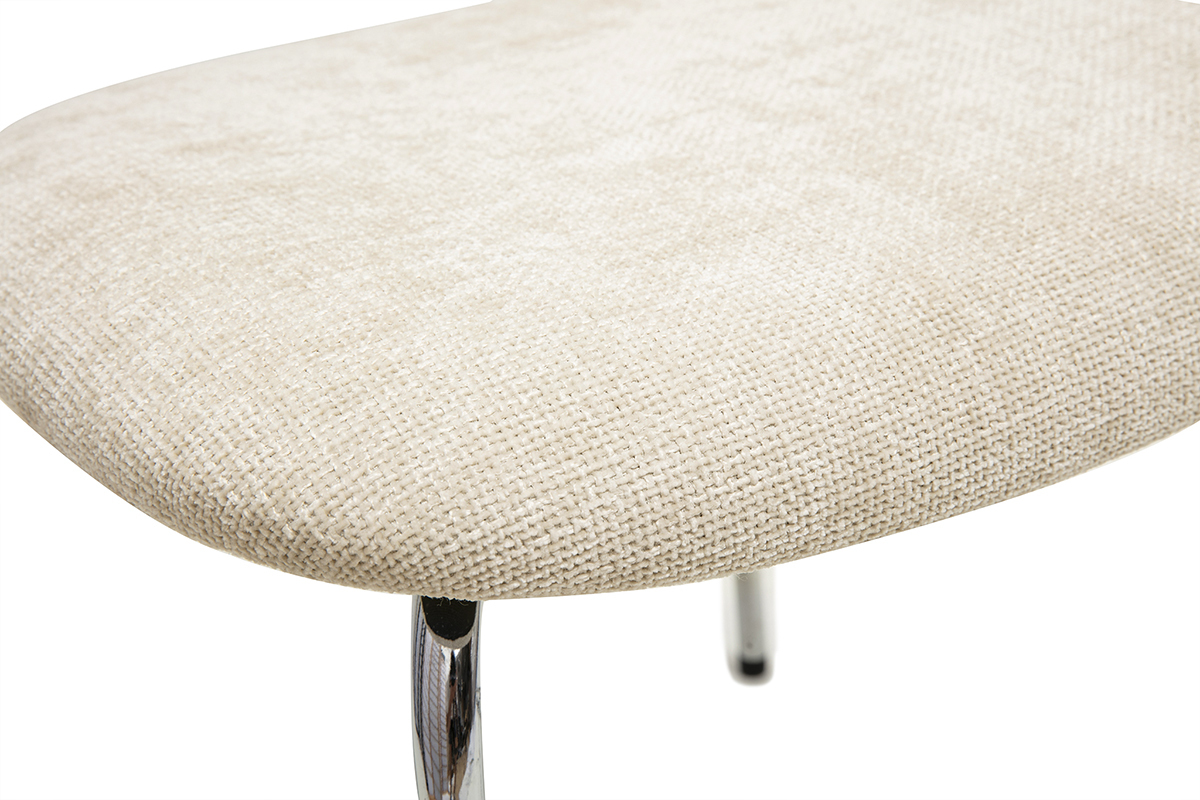 Gros plan sur l'assise en tissu effet velours textur� beige d'une chaise, pied en m�tal chrom� visible.