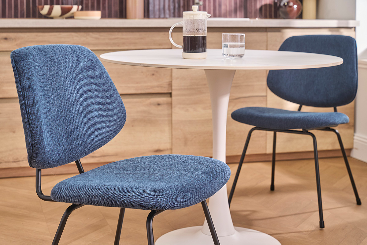 Chaises design en tissu effet velours textur� bleu fonc� et m�tal noir (lot de 2) BARNET