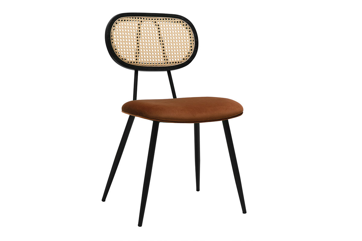 Chaise design en velours terre br�l�e, dossier en rotin et pieds en m�tal noir, vue de trois quarts.