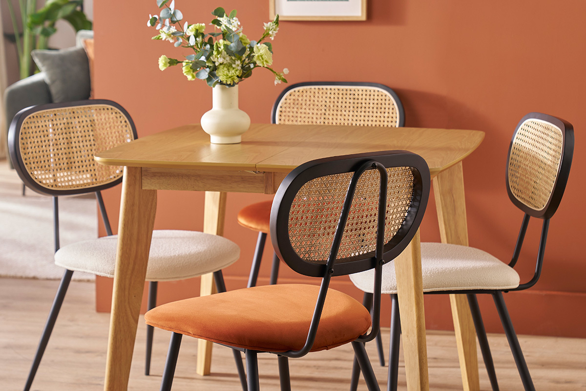 Chaises SWANN en velours terre br�l�e autour d'une table en bois, vue d'ensemble.