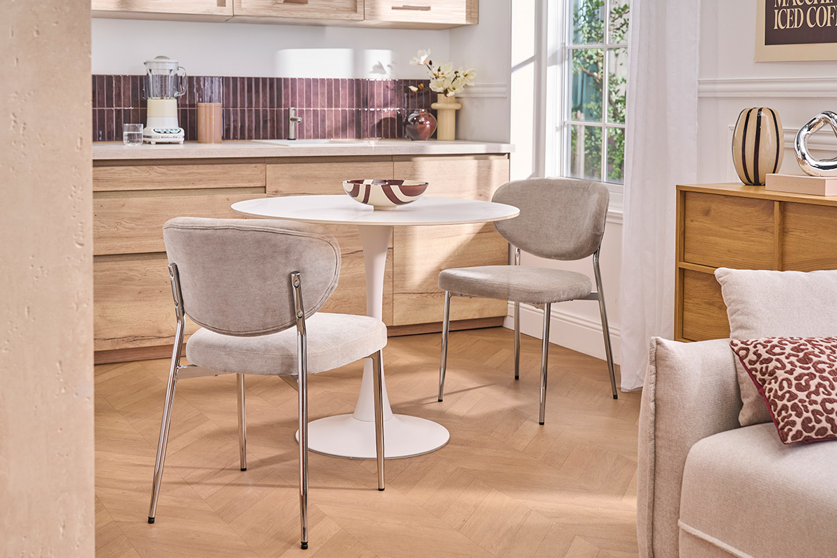 Chaises en tissu effet velours taupe et m�tal chrom� (lot de 2) BREKA