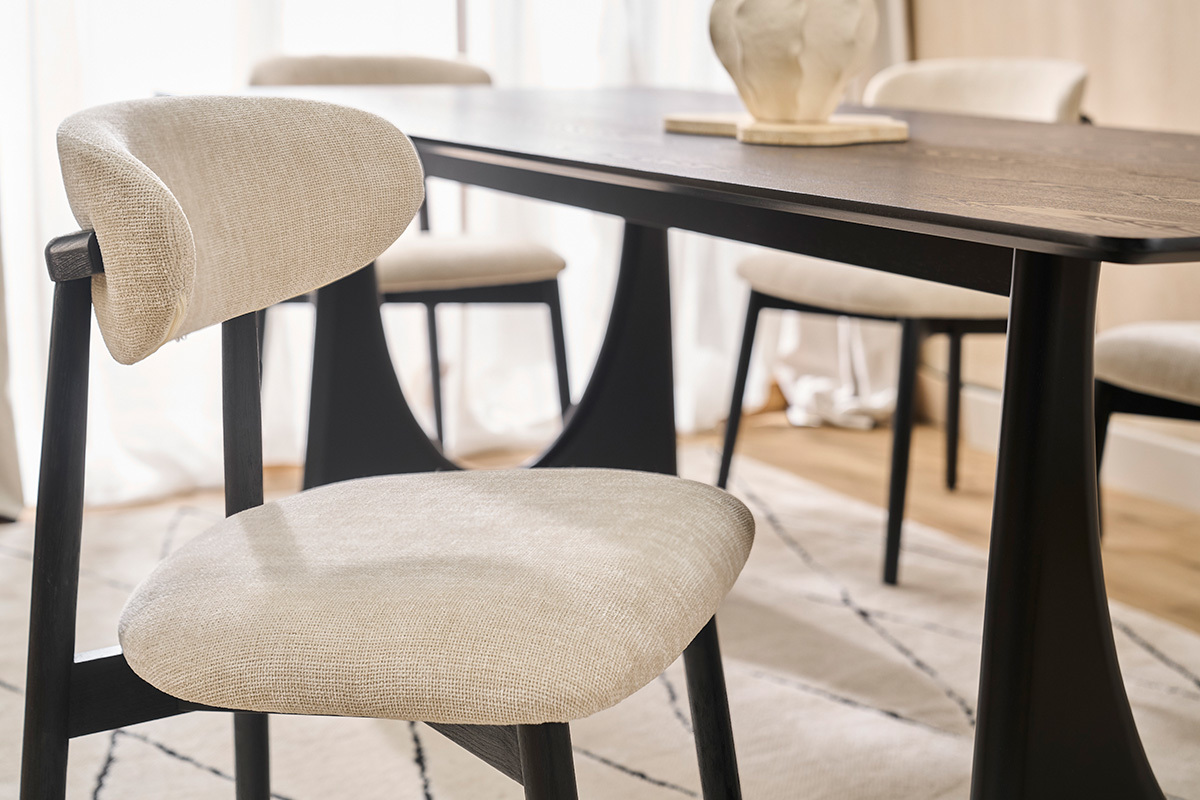 Chaises en tissu effet velours textur� beige et bois noir (lot de 2) SIAME