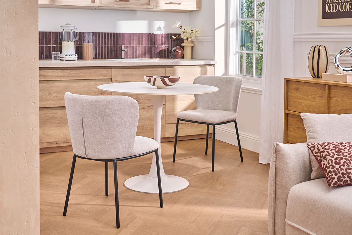 Chaises en tissu effet velours textur� beige et m�tal noir (lot de 2) LISOR