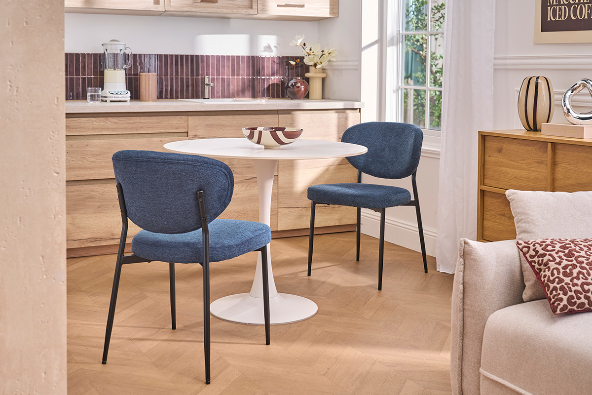Chaises en tissu effet velours textur� bleu fonc� et m�tal noir (lot de 2) BREKA