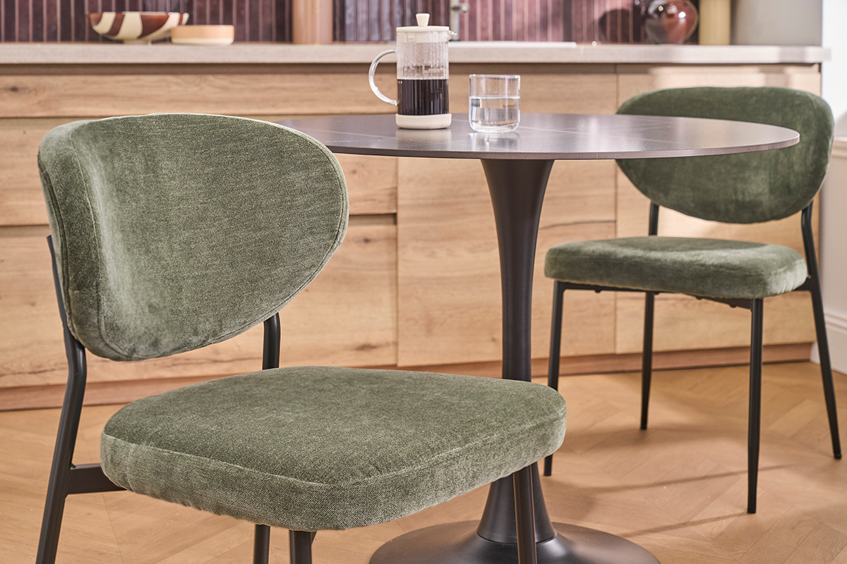 Chaises en tissu effet velours vert kaki et m�tal noir (lot de 2) BREKA
