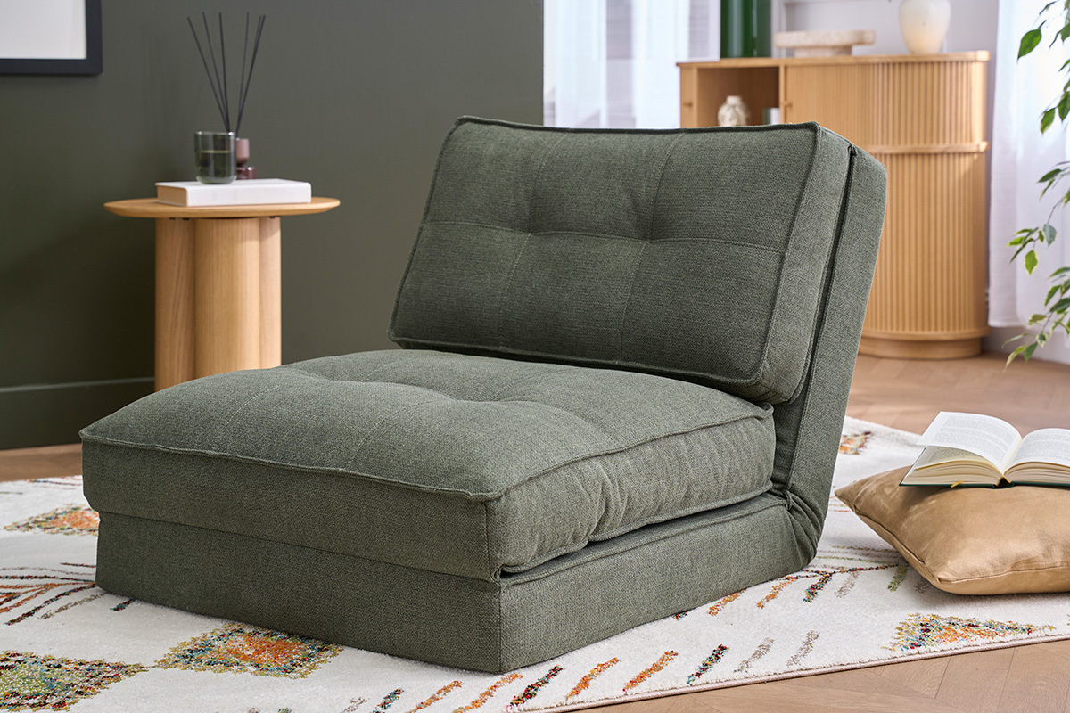 Chauffeuse 1 place convertible en tissu vert kaki SALLY, vue de c�t� dans un salon.