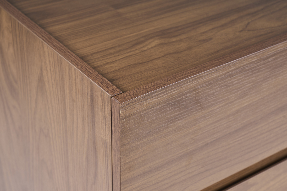D�tail de la commode SANAA finition bois fonc� noyer avec veinage visible.