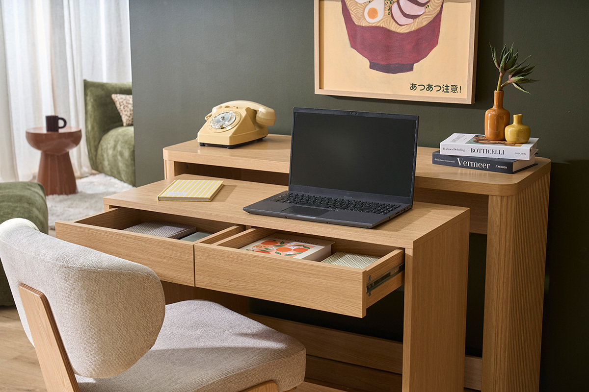 Console bureau d'appoint ENOLA en bois clair avec tiroirs, vue de face avec ordinateur portable.