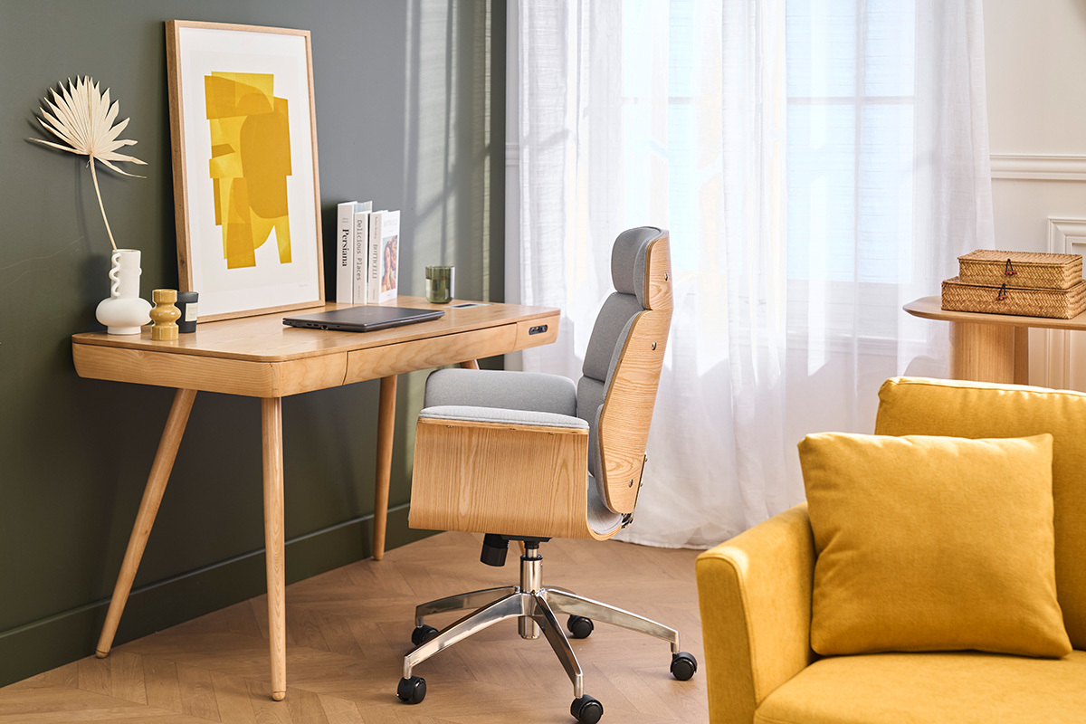 Fauteuil de bureau ELON en tissu gris et bois clair, vue de profil, � c�t� d'un bureau en bois.