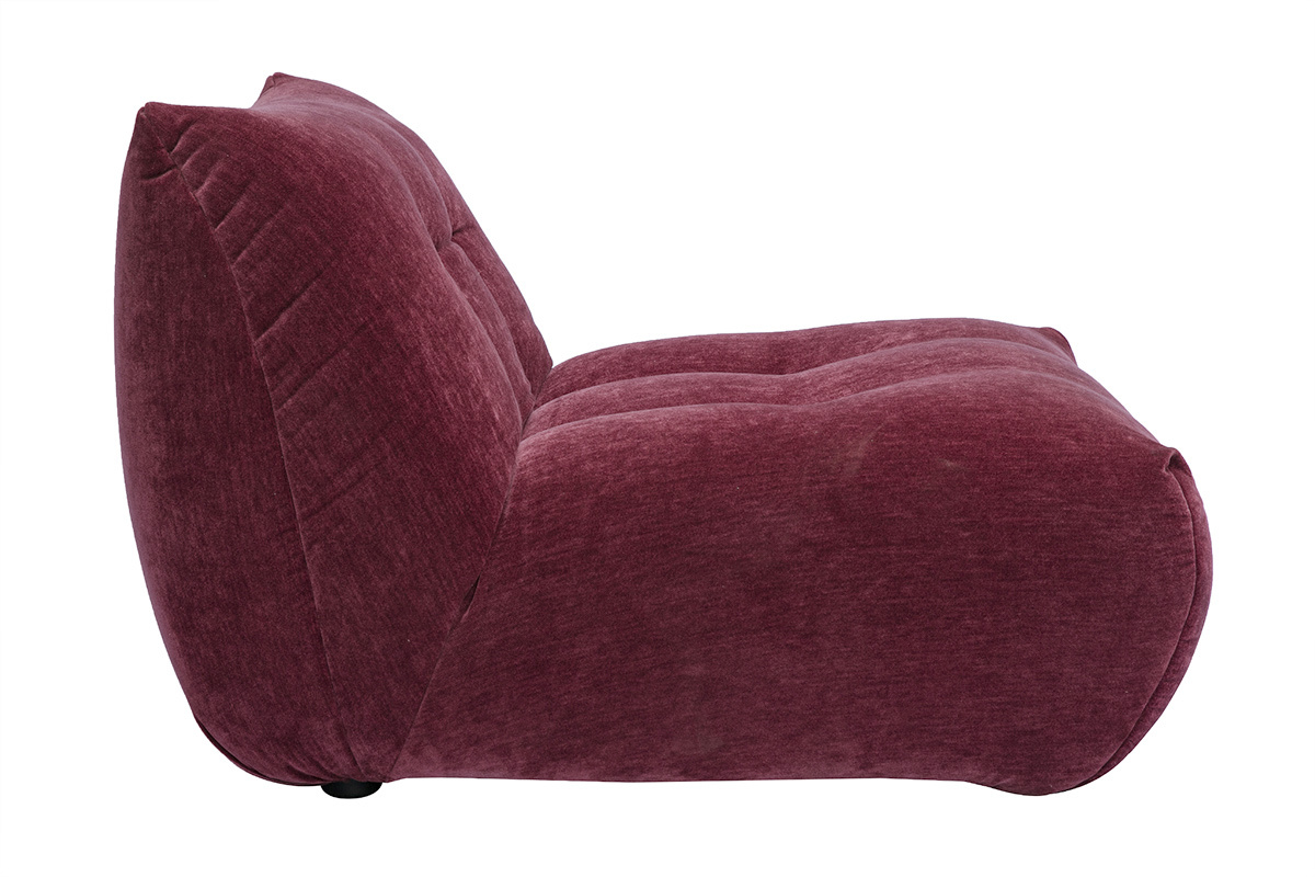 Fauteuil lounge en tissu effet velours prune BUMPY, vue de profil, design contemporain.