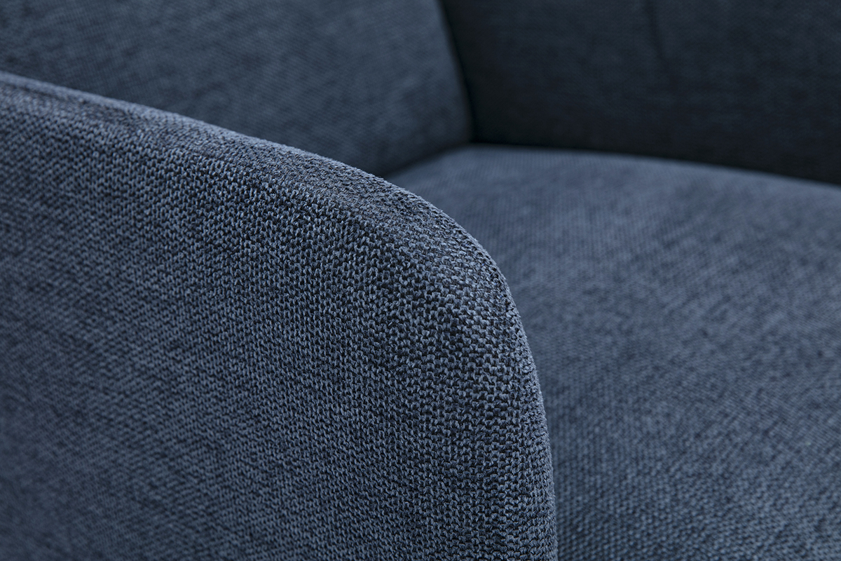Gros plan sur tissu effet velours textur� bleu fonc� du fauteuil scandinave ISKO.