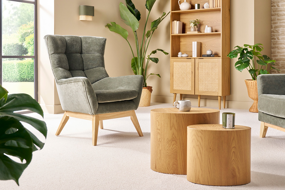 Fauteuil scandinave en tissu effet velours vert kaki et bois clair BRODY