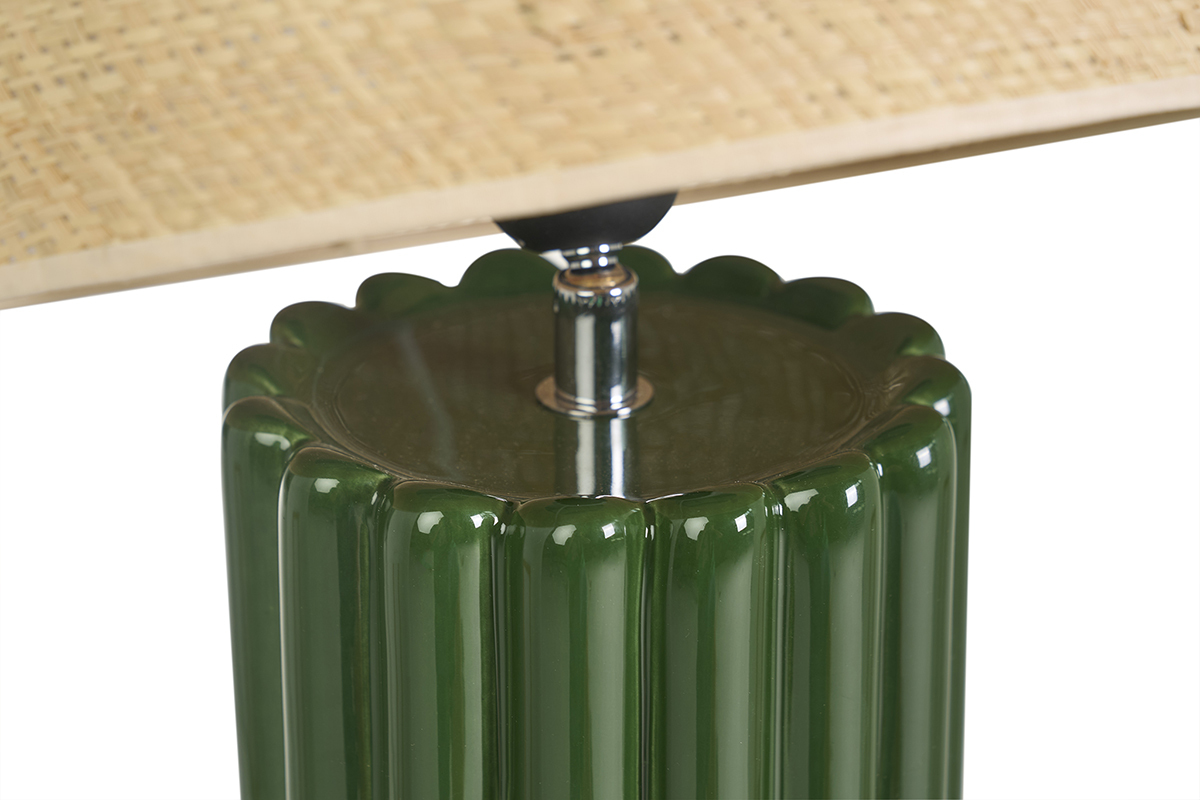 Vue rapproch�e de la lampe � poser en c�ramique �maill�e vert fonc� et abat-jour en rabane