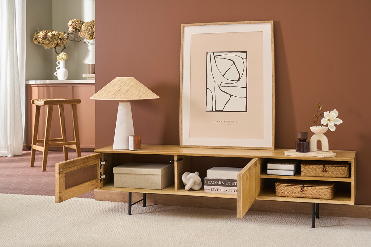 Meuble TV en bois manguier avec portes ouvertes, objets d�co et lampe, vue frontale.