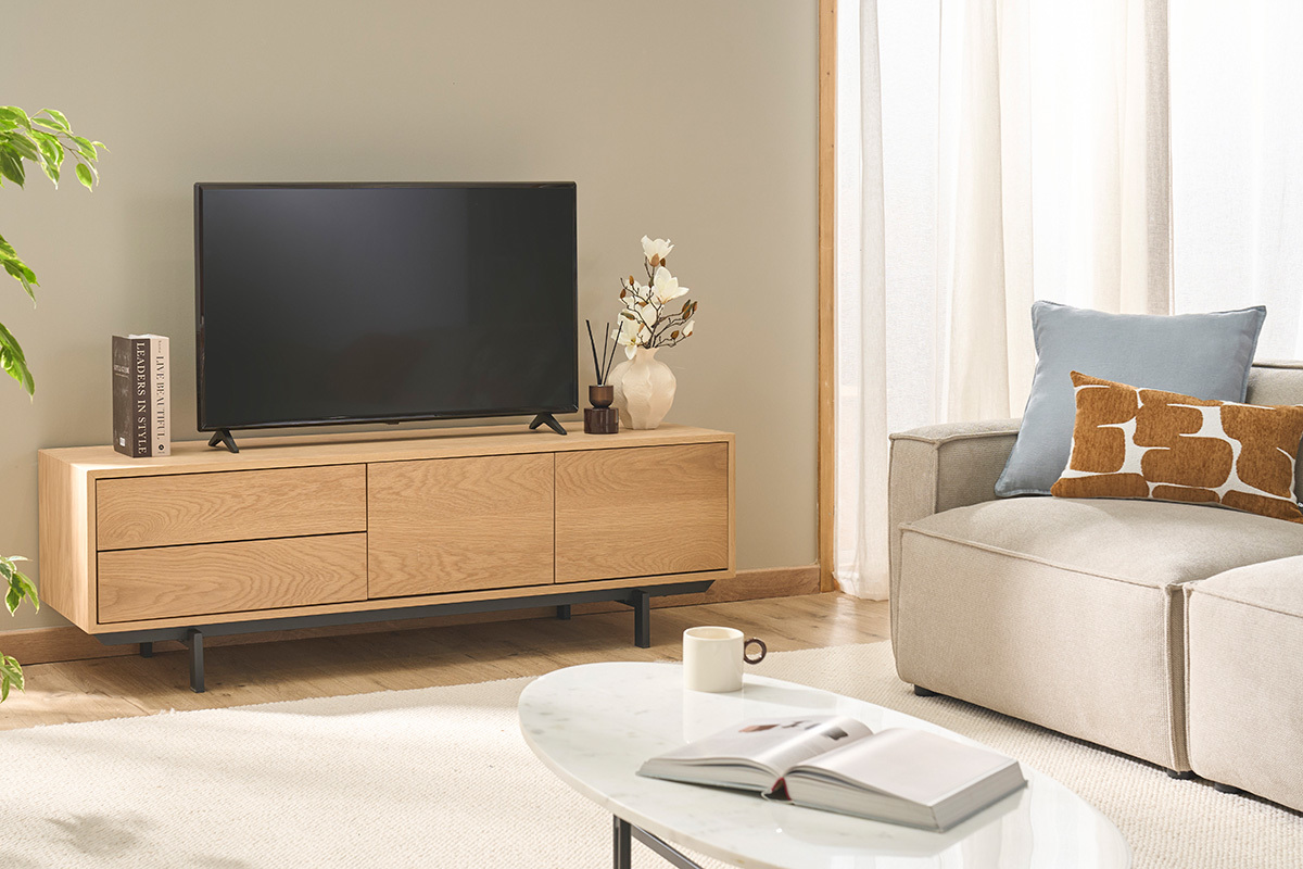 Meuble TV en bois ch�ne avec rangements ferm�s, vue de 3/4 dans un salon moderne.
