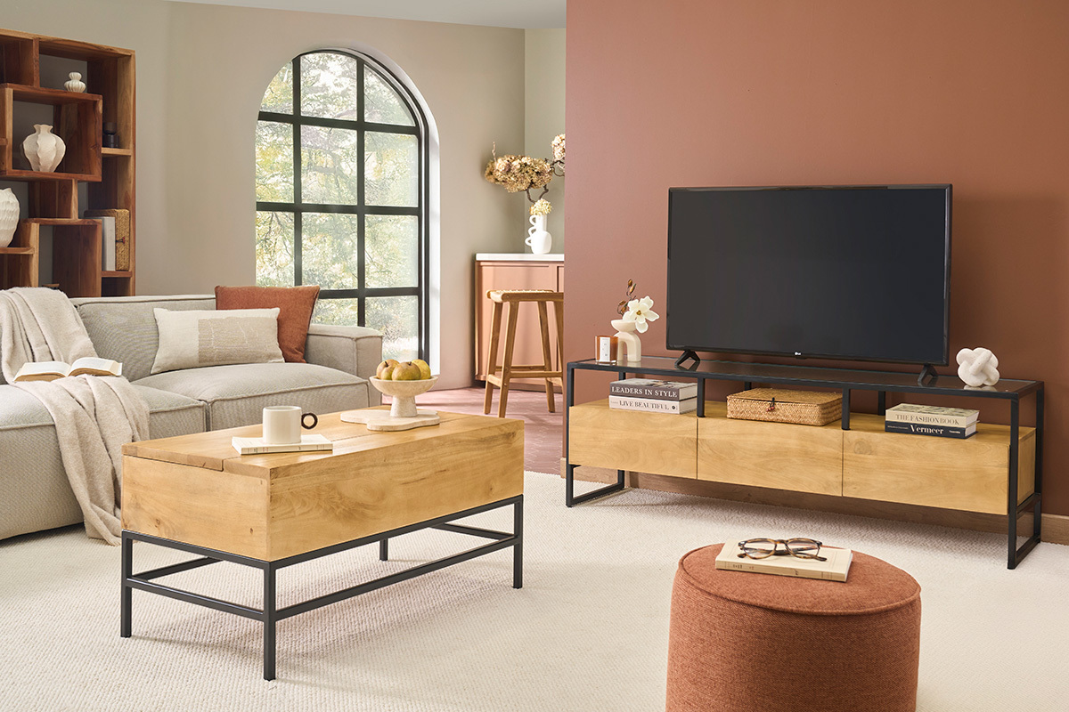 Meuble TV en bois manguier avec rangements, verre et m�tal noir, L150 cm, dans un salon moderne.