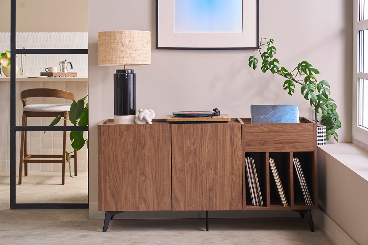 Meuble vinyle en bois fonc� finiton noyer et m�tal noir L140 cm SEDA