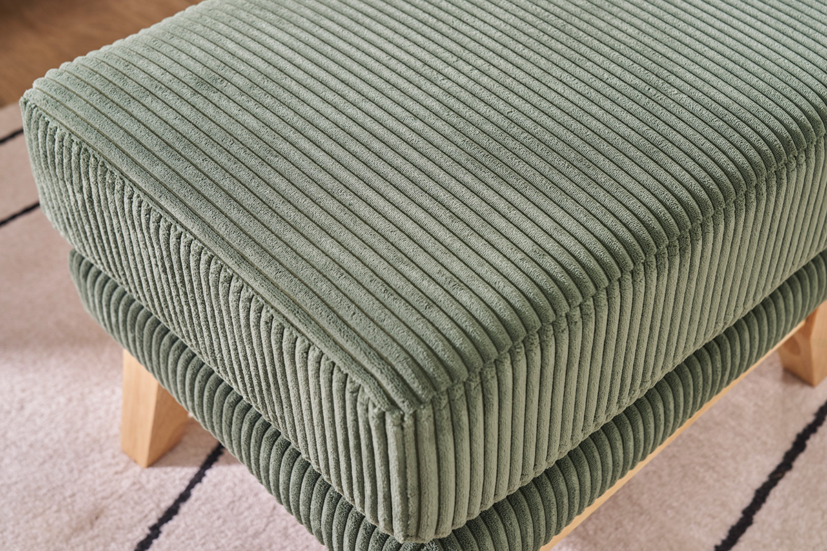 Vue rapproch�e d'un pouf repose-pieds en velours c�tel� vert kaki sur pieds en bois.