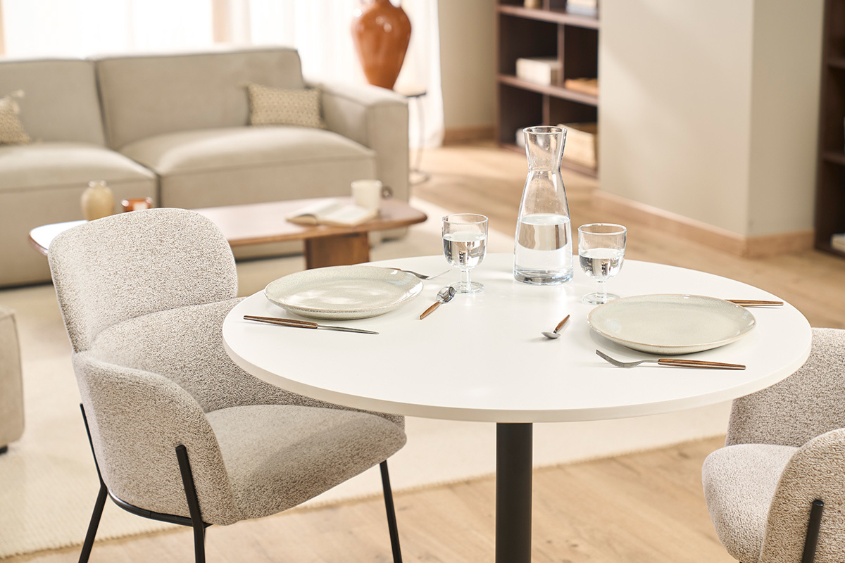Table � manger ronde blanche et m�tal noir CALISTA avec vaisselle et carafe, vue de dessus.