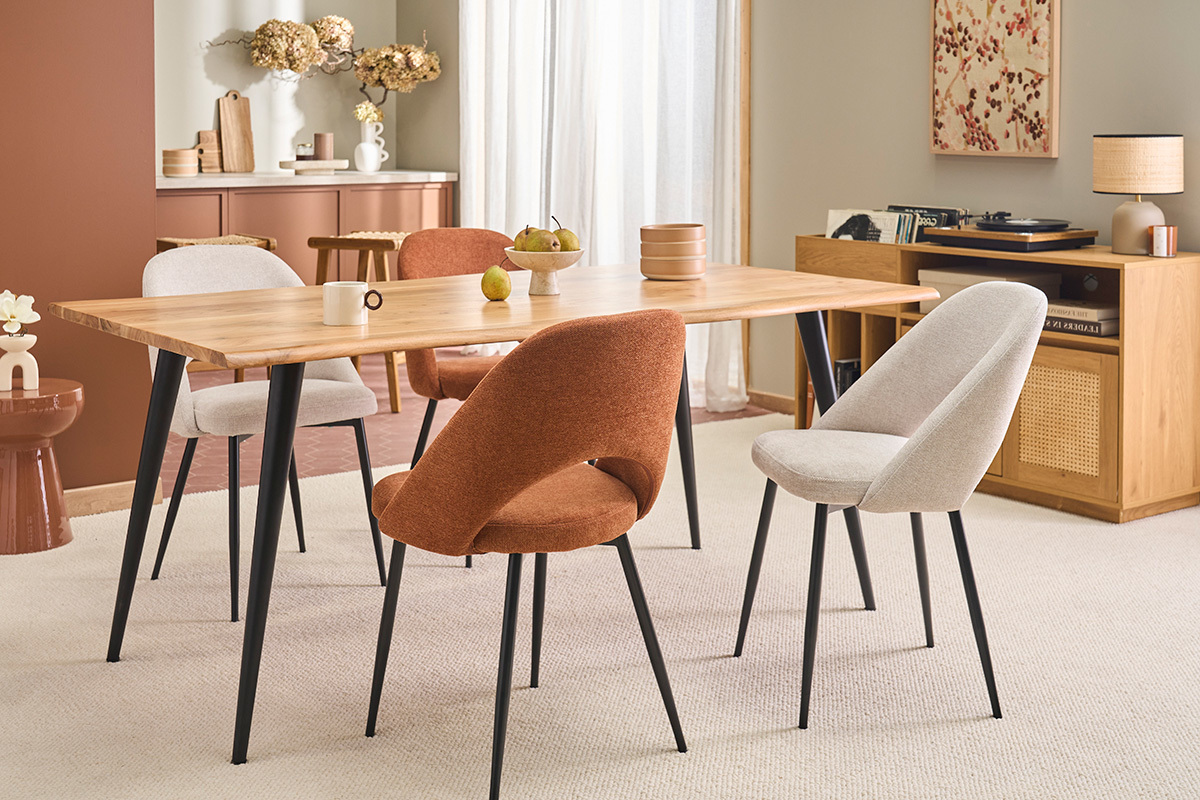 Table � manger EDGE en bois et m�tal noir avec chaises, vue d'int�rieur.