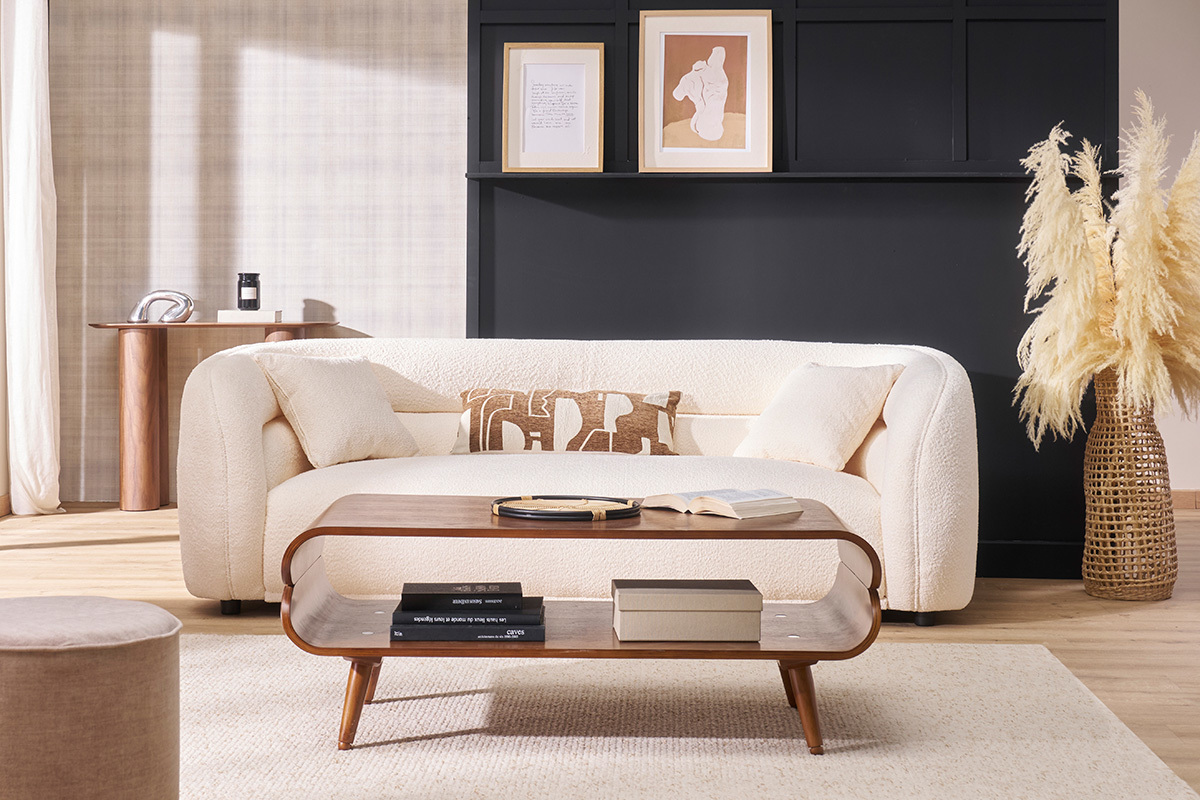 Table basse rectangulaire TAKLA avec une niche de rangement, vue de face dans un salon d�cor�.