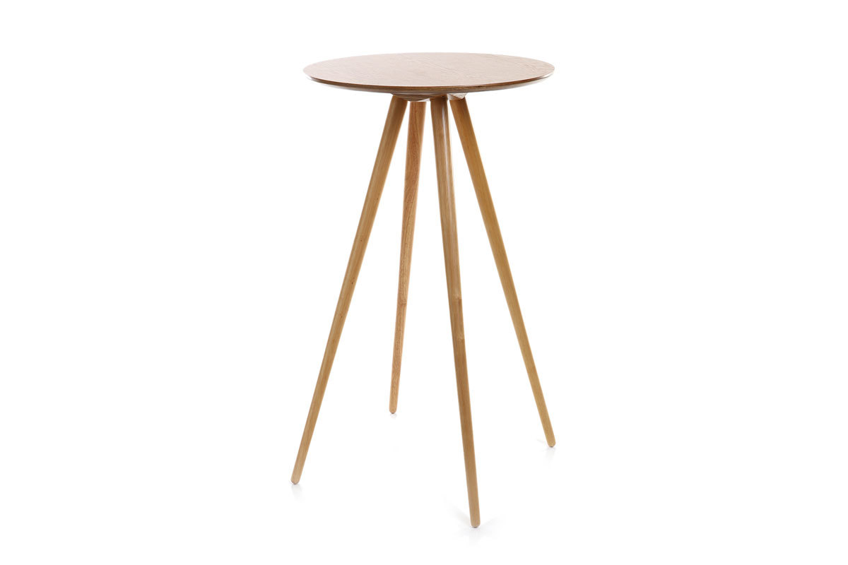 Table de bar ronde scandinave en bois avec pieds fins, diam�tre 60 cm, vue de 3/4.