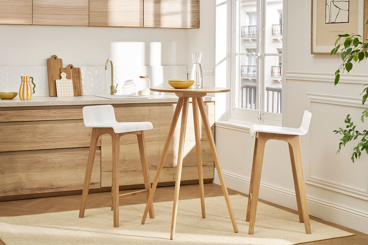Table de bar ronde scandinave en bois L60 cm NORDECO avec deux tabourets dans une cuisine moderne.