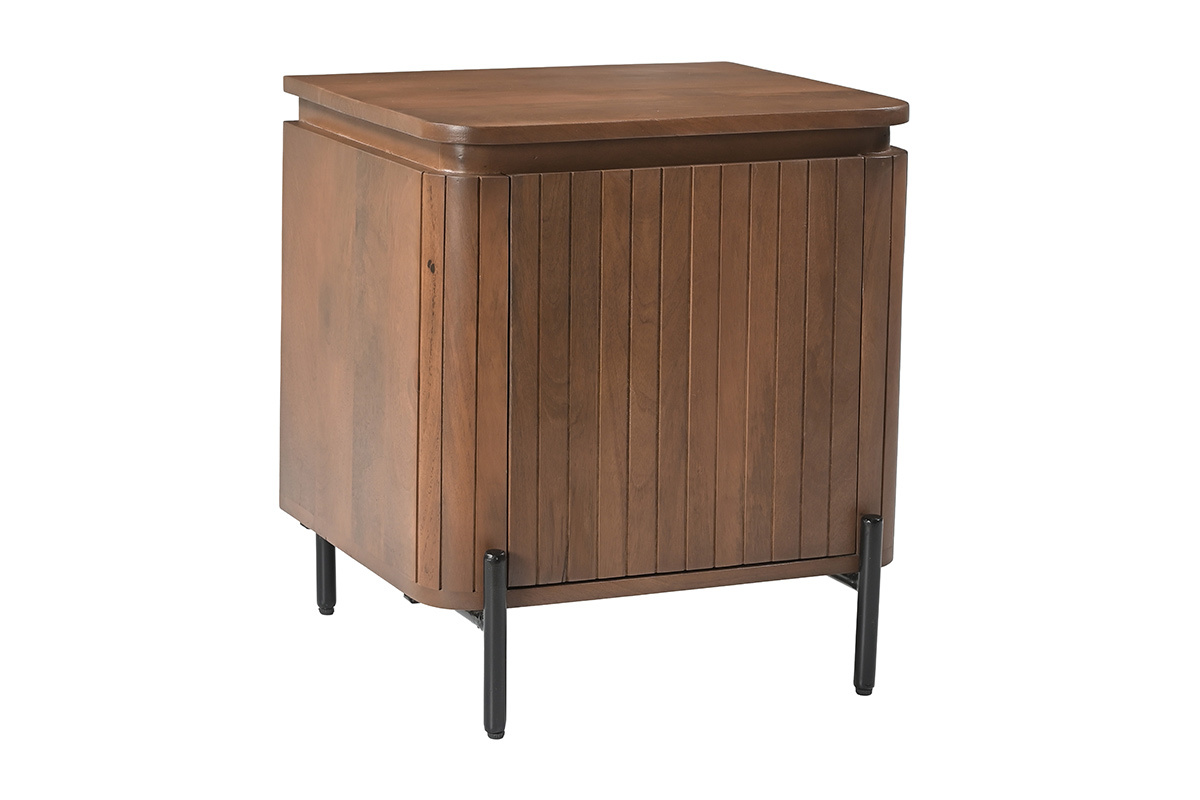 Table de chevet en bois manguier avec porte cannel�e et pieds en m�tal noir, vue de trois-quarts.