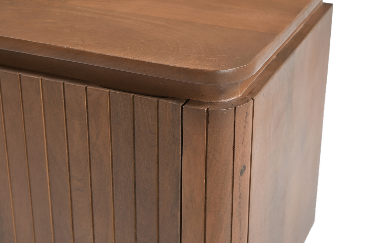 Vue rapproch�e du haut et du c�t� d'une table de chevet en bois manguier avec finition cannel�e.