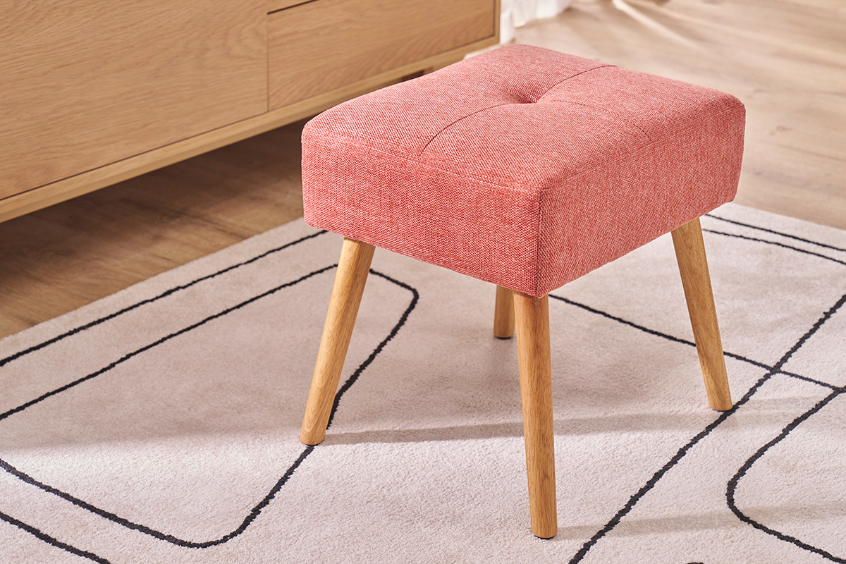 Tabouret GUESTA en tissu effet velours terracotta avec pieds en bois clair, vue 3/4.