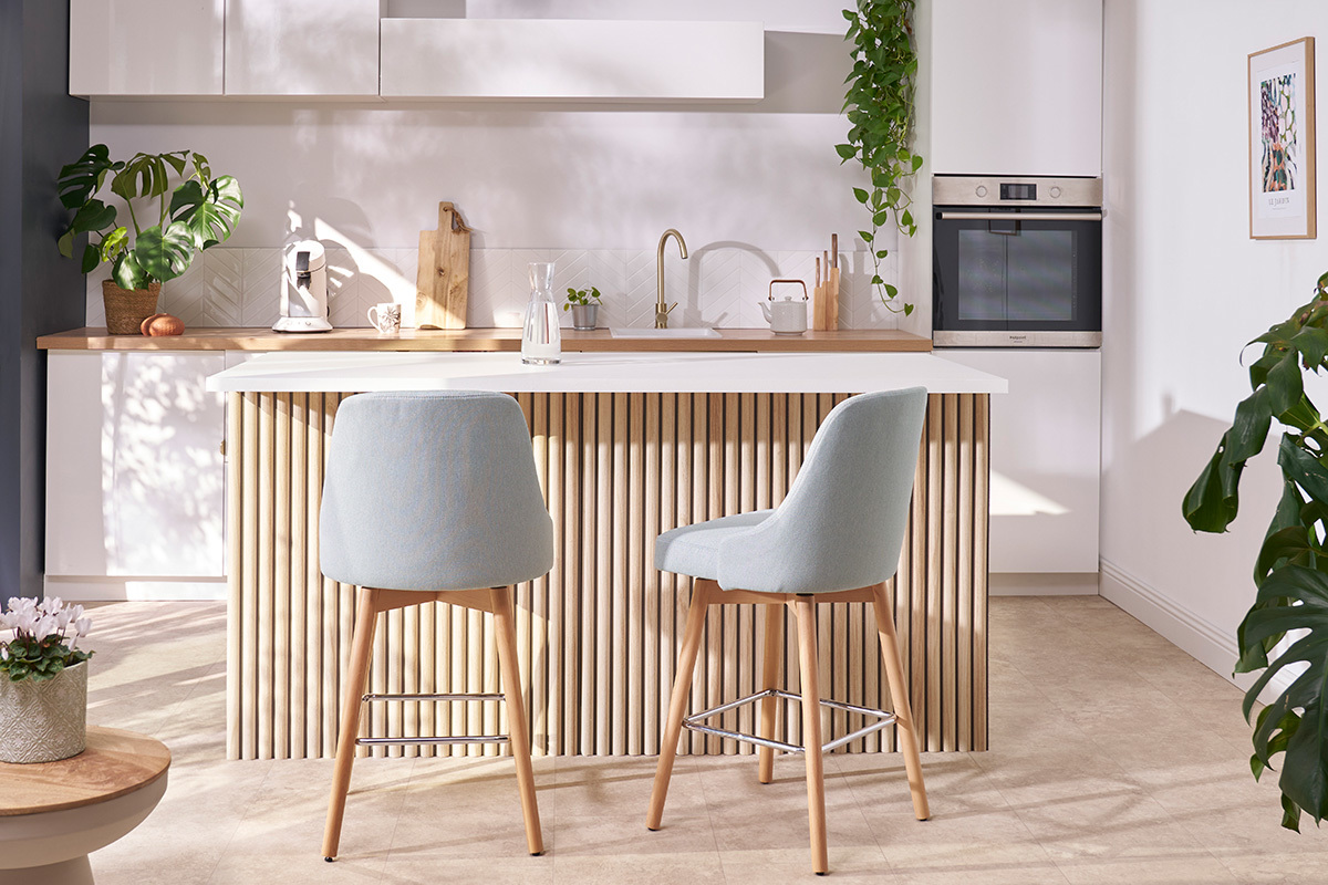 Tabourets de bar design pivotants 360� noir et noyer H65 (lot de 2) HASTA