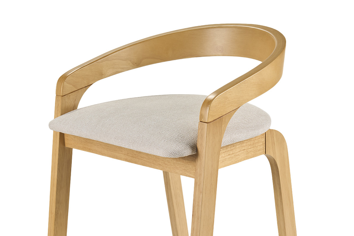 Tabouret de bar en bois clair avec assise en tissu beige, vue de trois quarts.