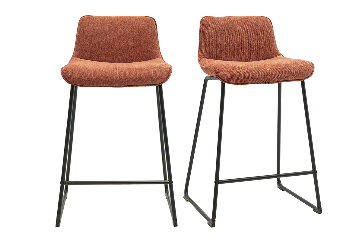 Deux tabourets de bar en tissu terre br�l�e et m�tal noir, vue de face.