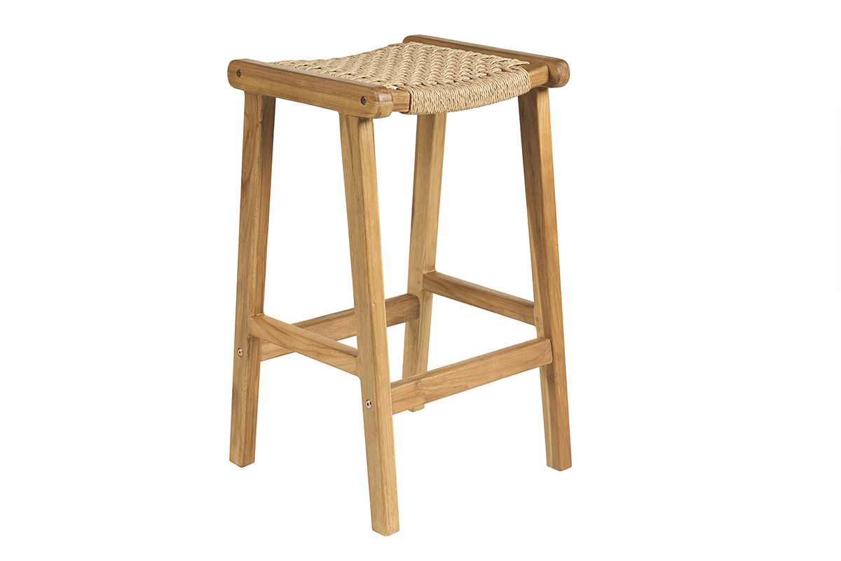 Tabouret de bar en bois de teck massif avec assise en cannage rotin, vue de 3/4.