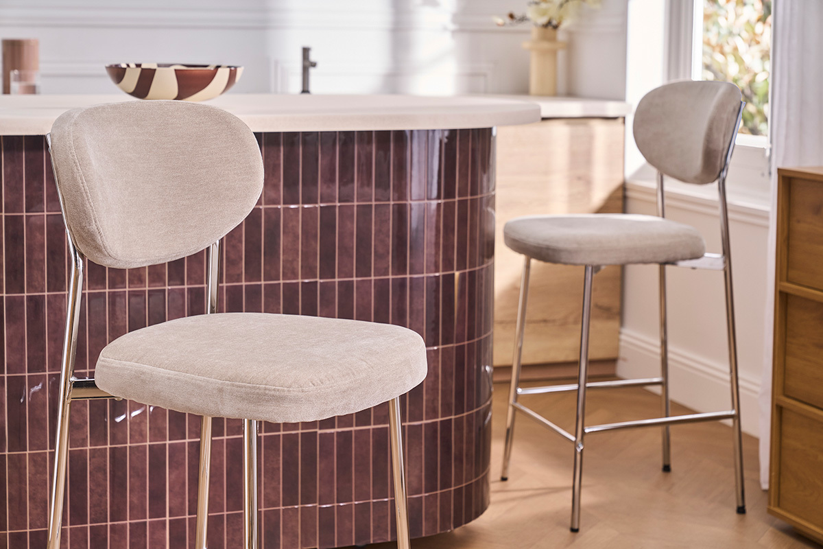 Tabourets de bar fixes en tissu effet velours taupe H65 cm (lot de 2) BREKA