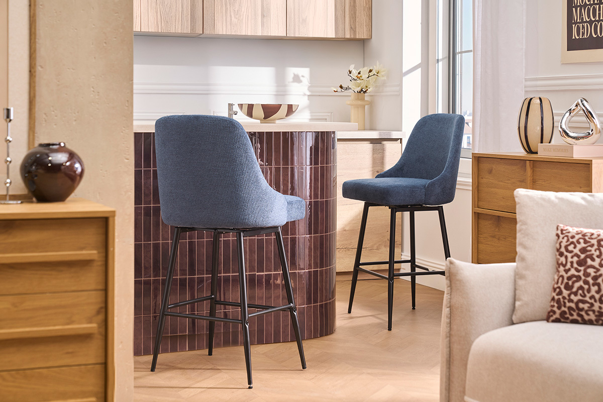 Tabourets de bar pivotants 360� en tissu chenille bleu fonc� et m�tal H66 cm (lot de 2) HASTA