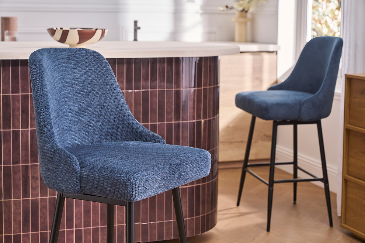 Tabourets de bar pivotants 360� en tissu chenille bleu fonc� et m�tal H66 cm (lot de 2) HASTA
