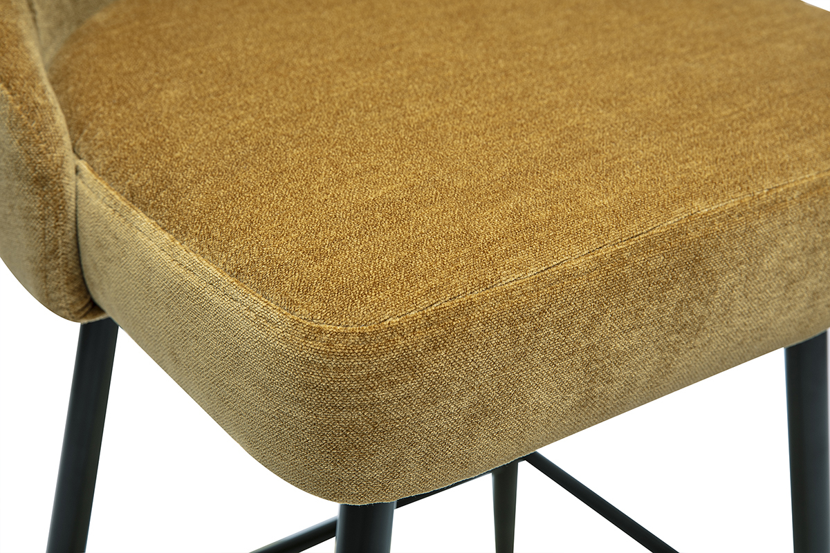 Zoom sur l'assise en tissu effet velours jaune curry des tabourets de bar HASTA